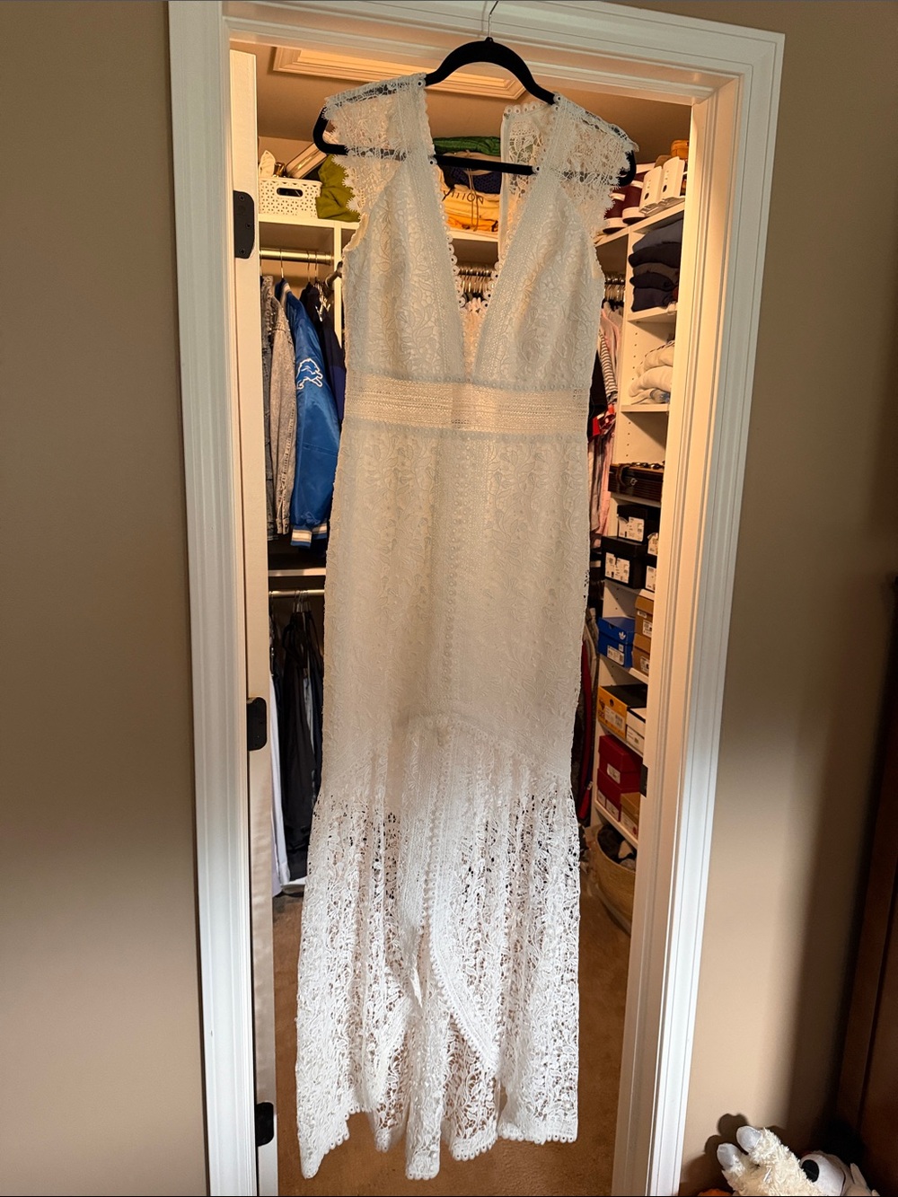Monique Lhuillier Ivory Lace Plunge V-Neck Wedding Gown